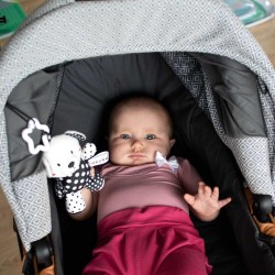 Plyšová hračka s hrkálkou Akuku medvedík čiernobiely #3