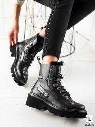 Pekné  členkové topánky dámske čierne na plochom podpätku