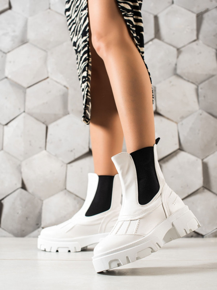Exkluzívne dámske biele  členkové topánky na plochom podpätku
