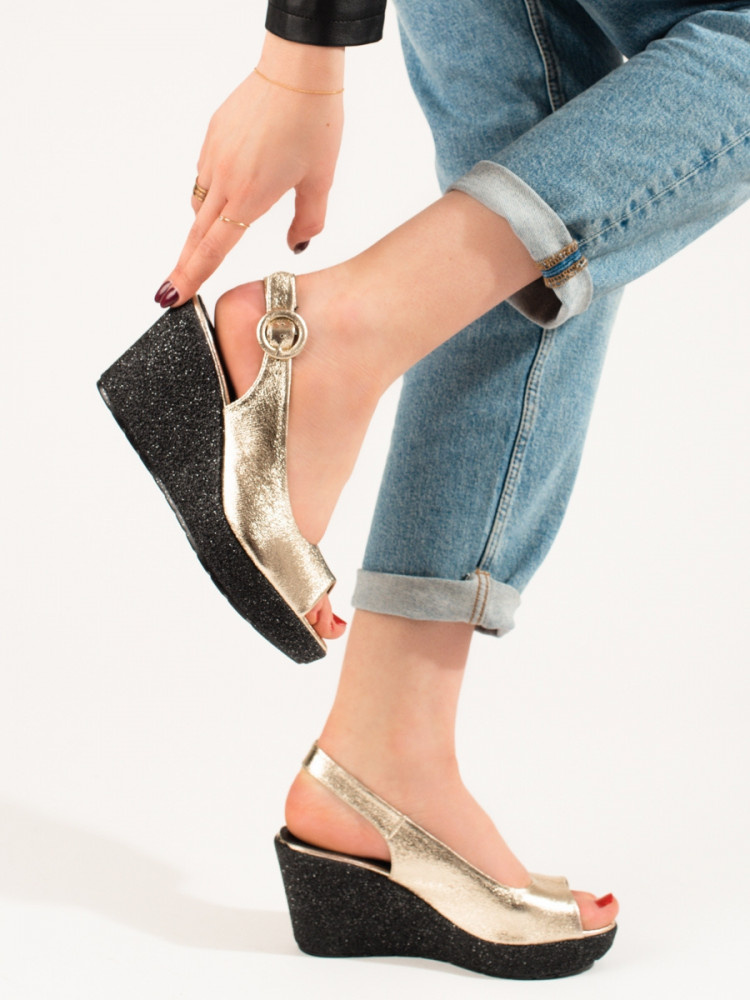 Komfortné zlaté  sandále dámske na kline