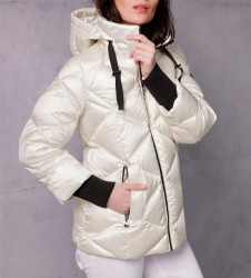 Páperová prešívaná bunda s kapucňou Création L Premium, krémová